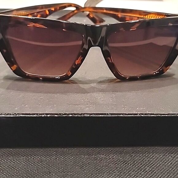 DIFF Eyewear Daisy Round Sunglasses- Matte Black Tortoise main image 7